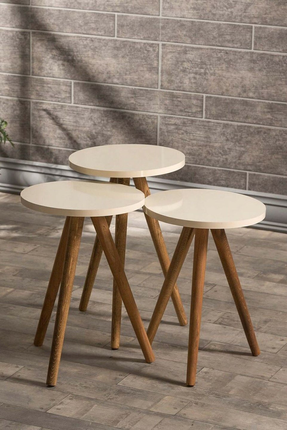 Juego de mesas nido con patas torneadas 4
