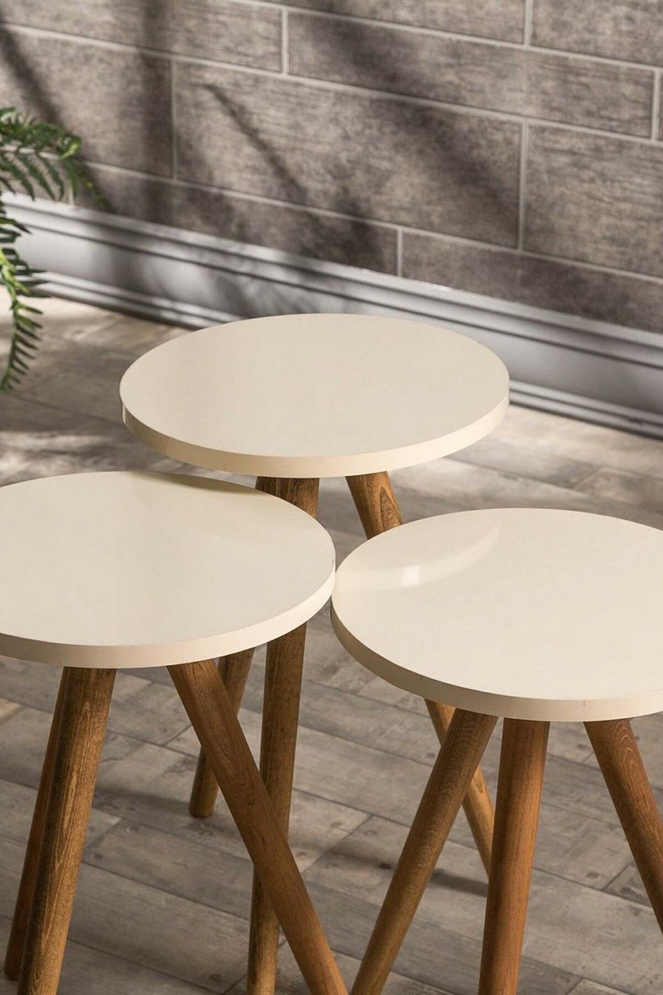 Juego de mesas nido con patas torneadas 3