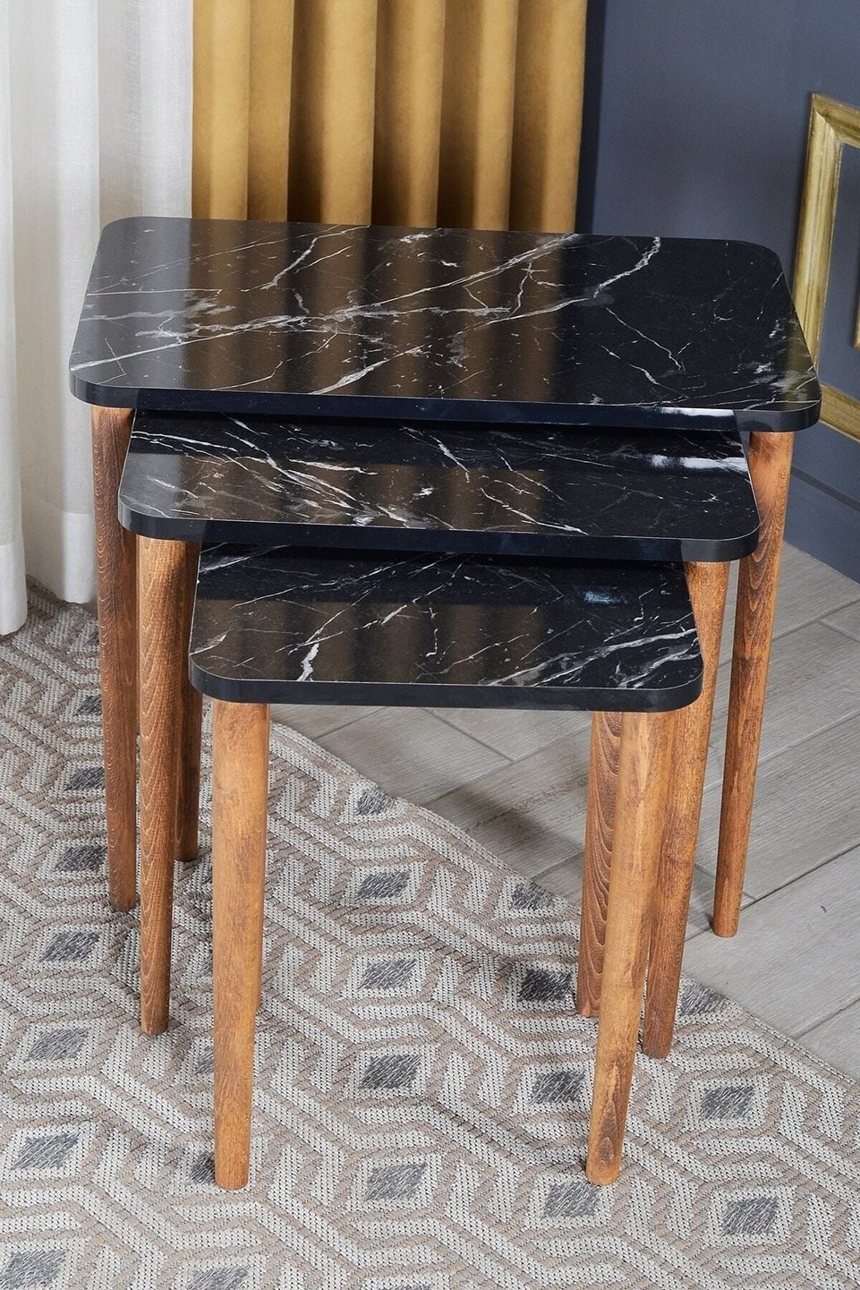 Set di tavolini a nido con gambe tornite 8