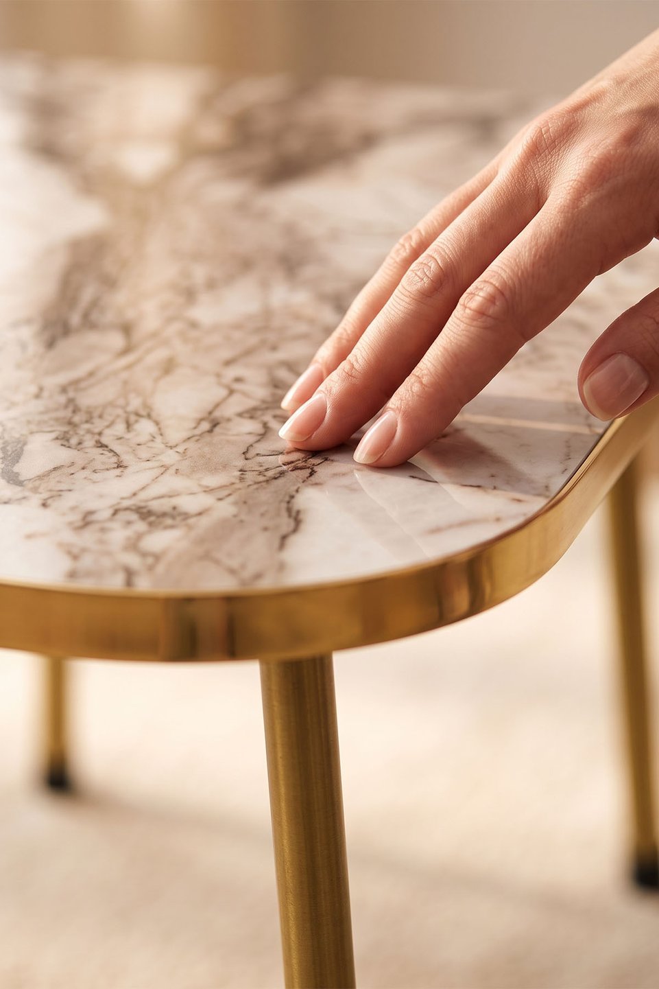 Table basse à pieds en métal doré 8