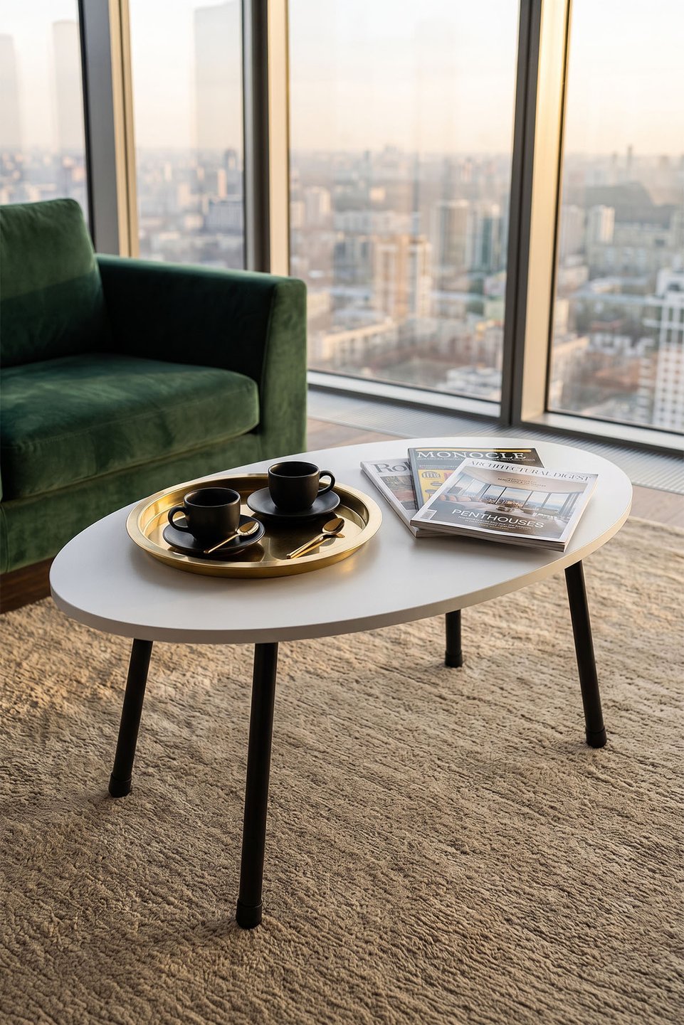 Ovaler Couchtisch mit Metallbeinen – Weiß