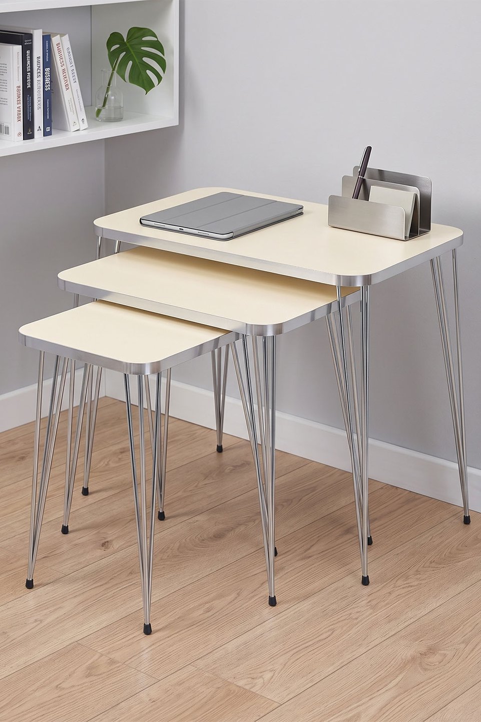 Tables gigognes à pieds en fil métallique doré 4
