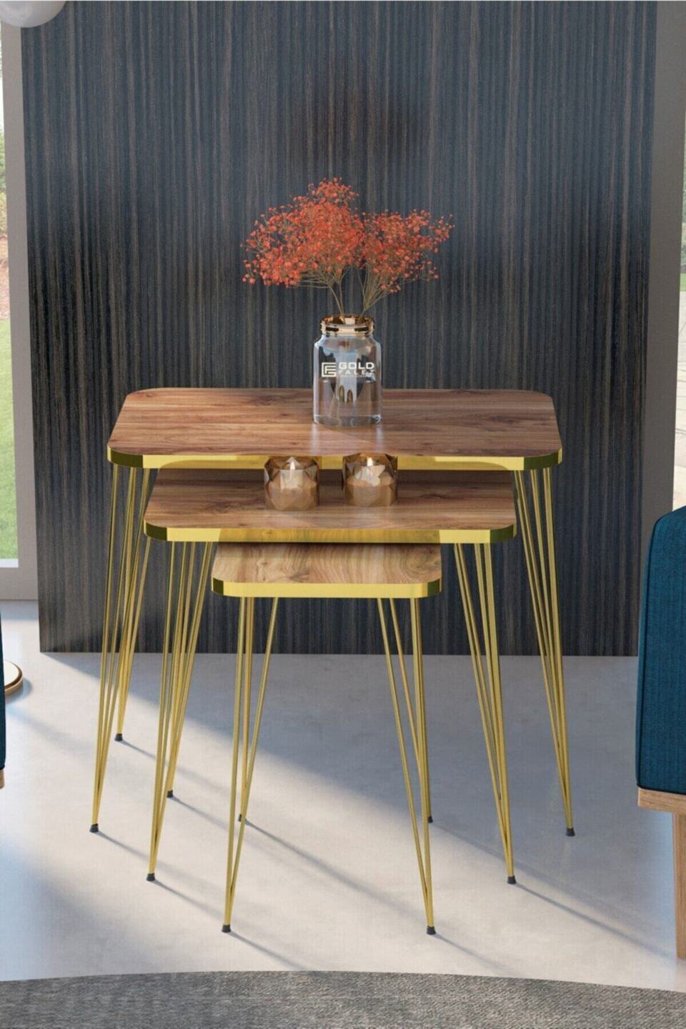 Mesas de encaixe com pés de arame dourado – Conjunto de 3 · Nogueira