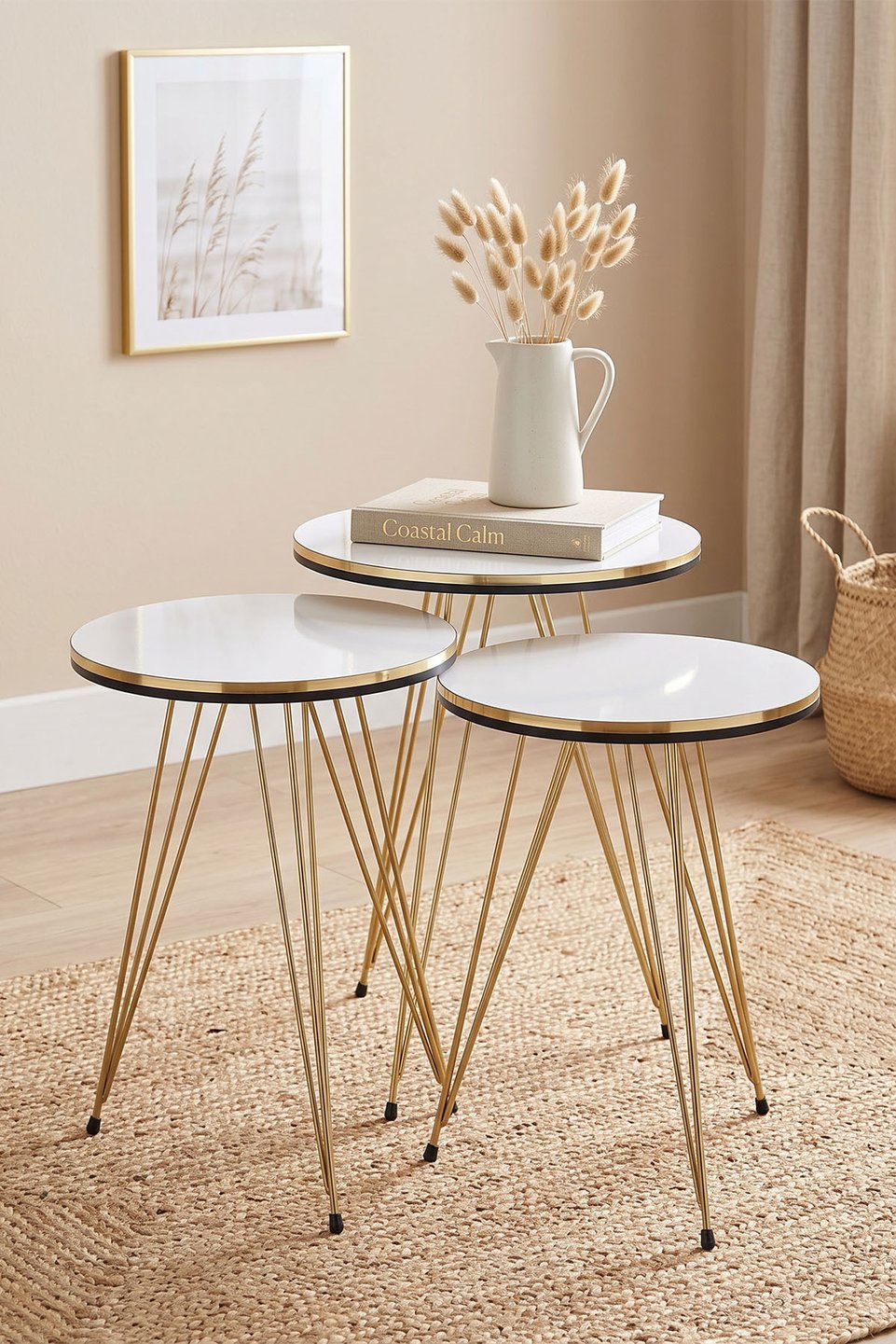 Conjunto de mesas com pés de arame dourado 2
