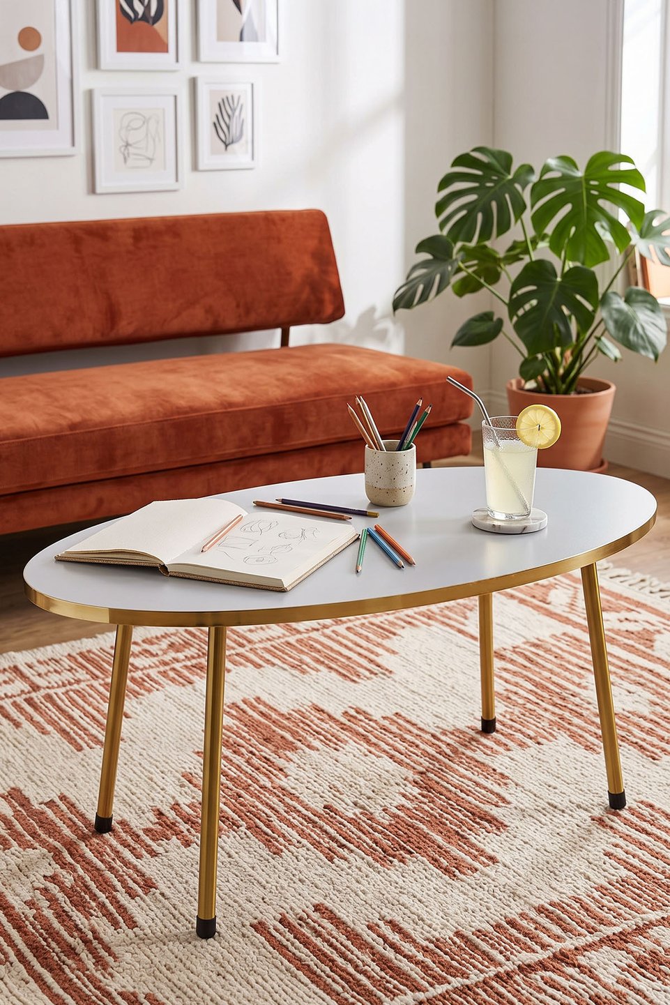 Ovaler Couchtisch mit goldenen Beinen – Weiß