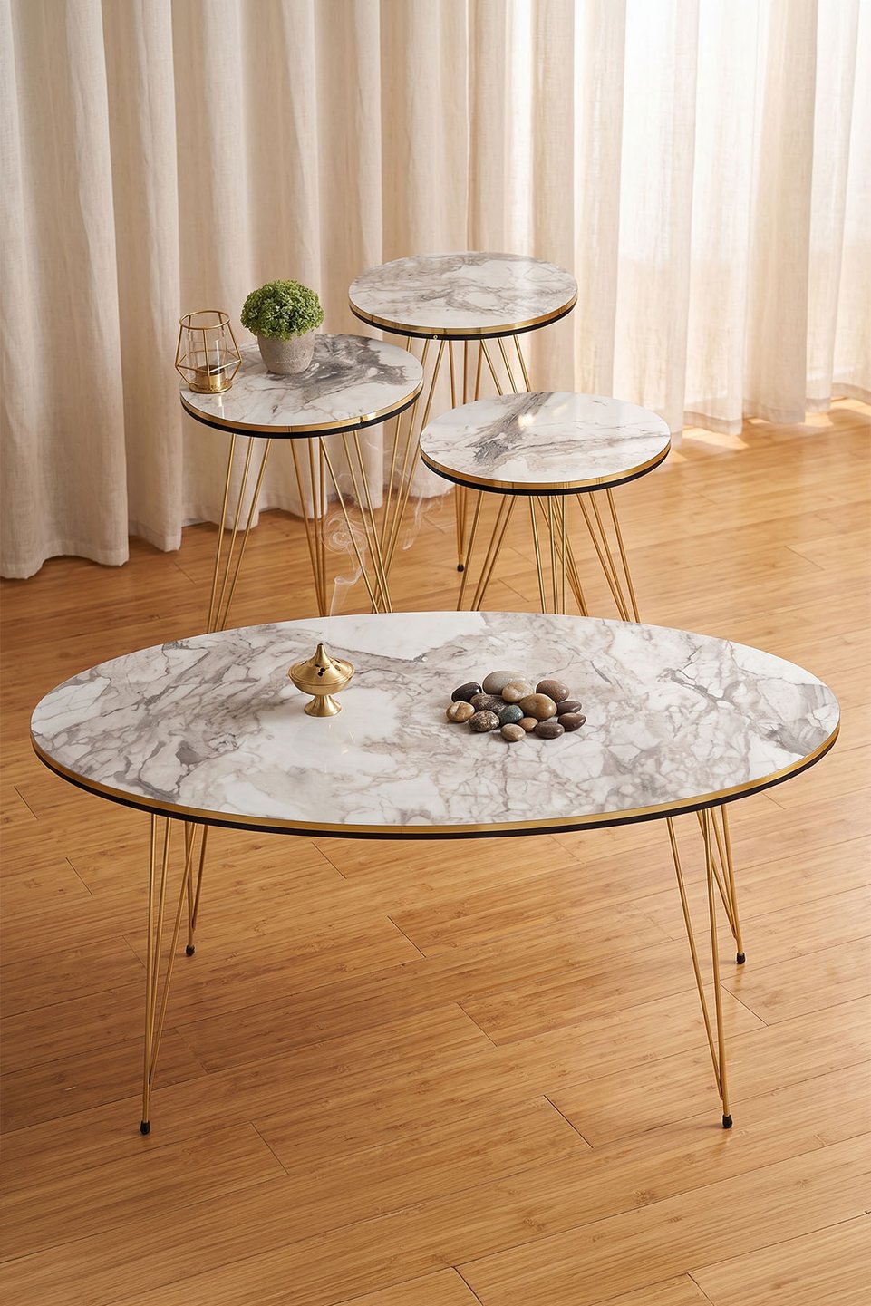 Set di tavolini con gambe a filo dorato 5