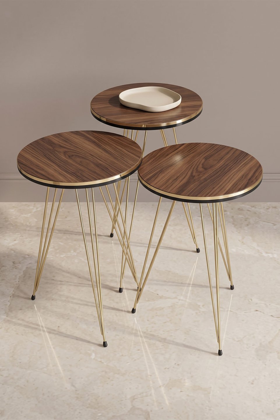 Mesas de encaixe com pés de arame dourado 5