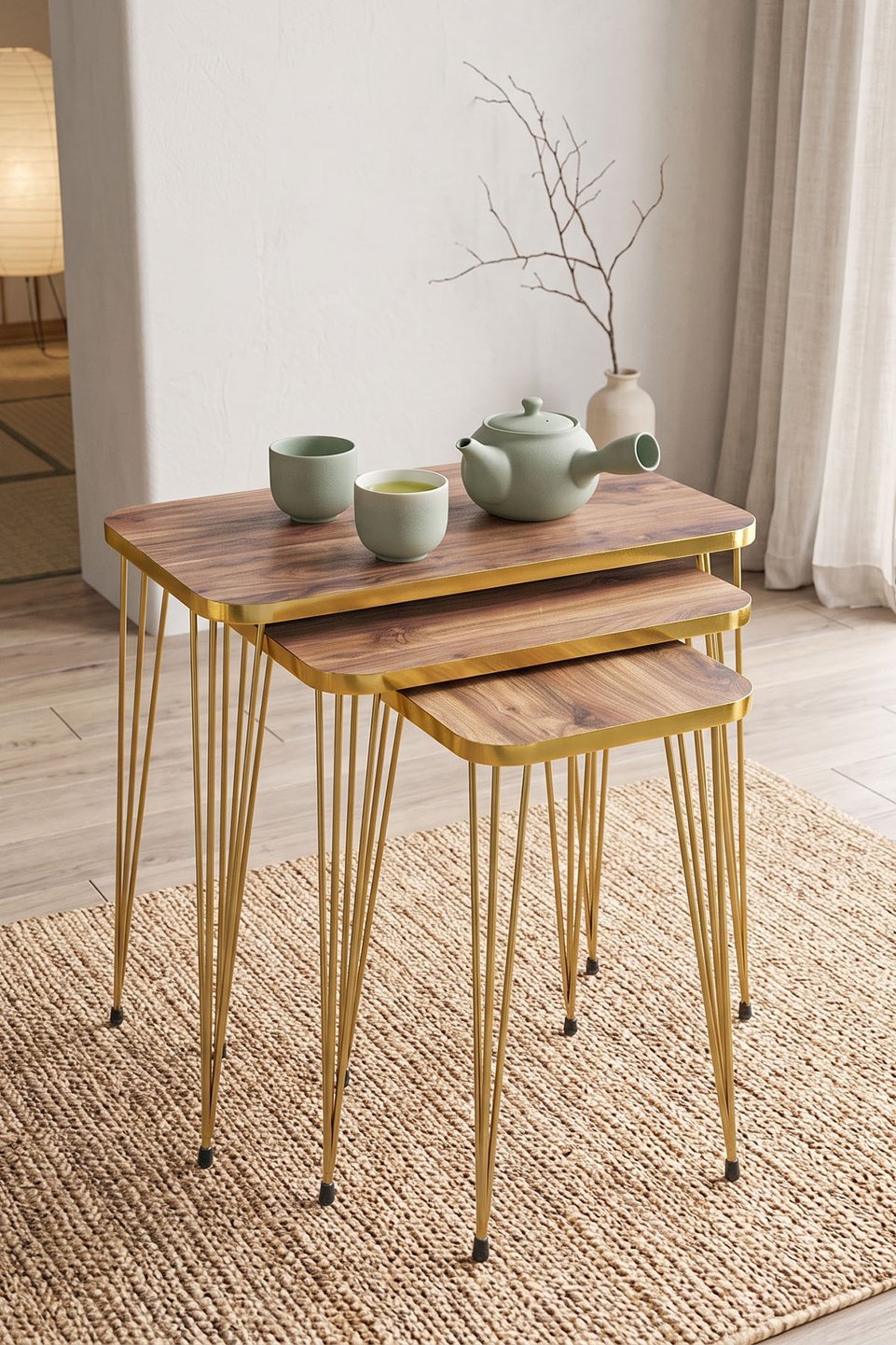 Mesas de encaixe com pés de arame dourado 2