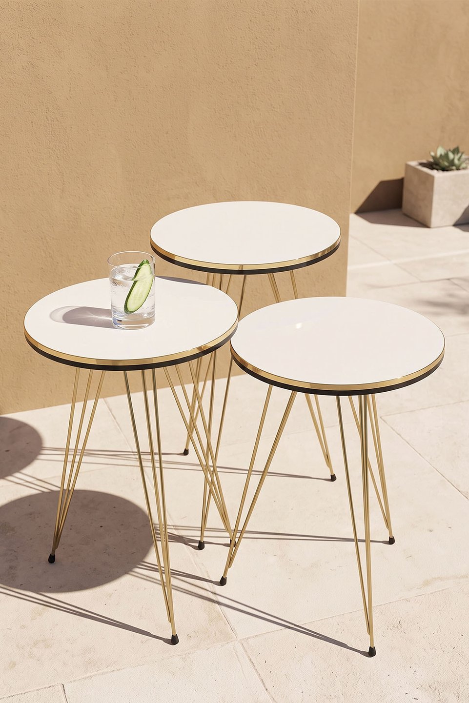 Nesttafels met gouden draadpoten 5