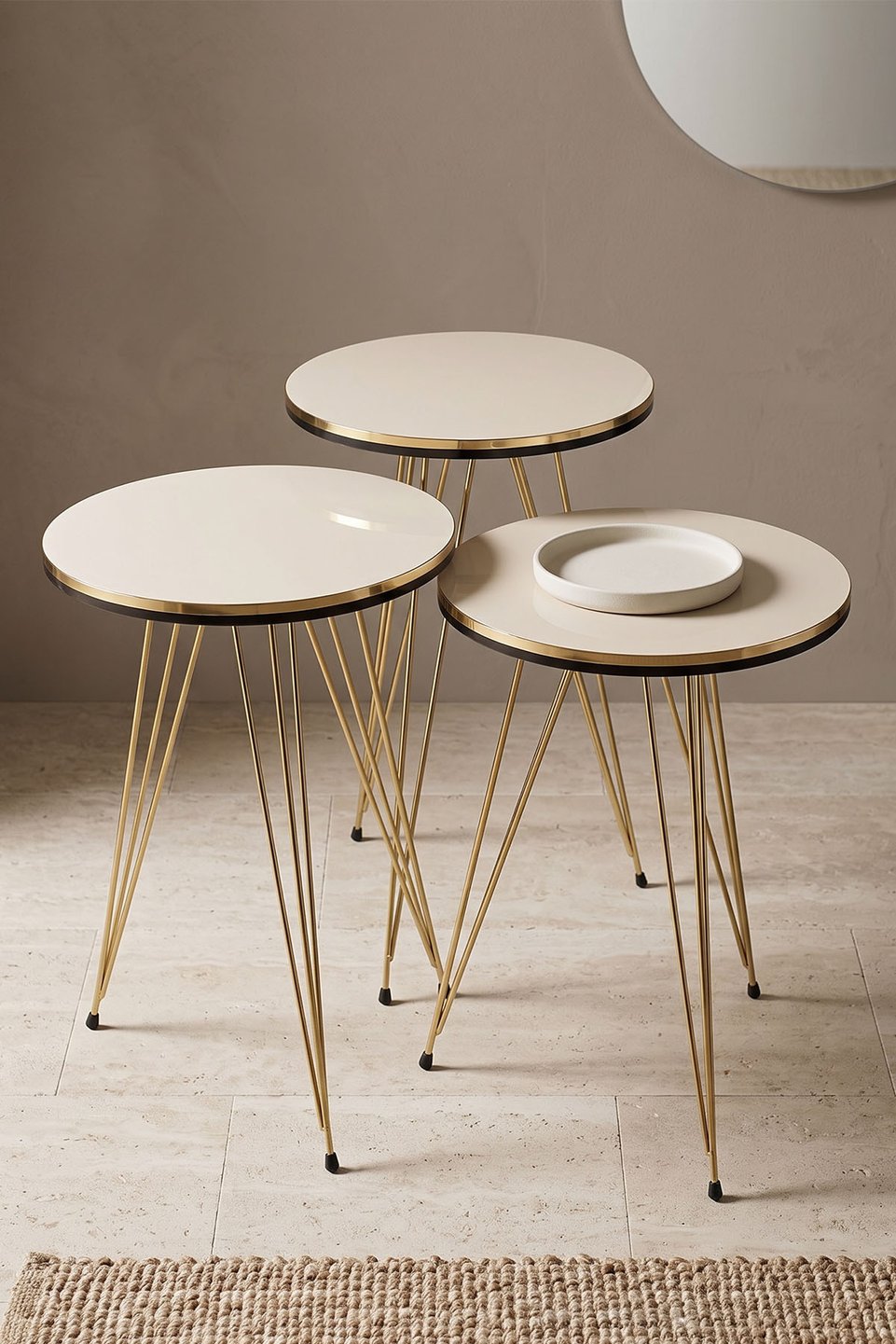Tavolini a nido con gambe a filo dorato – Set da 3 · Beige crema