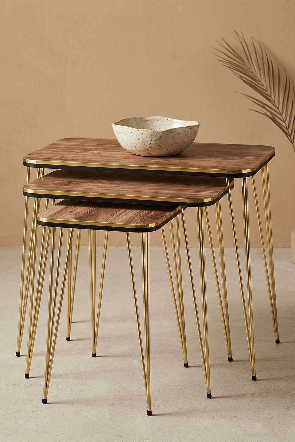 Tavolini a nido quadrati a filo dorato 3