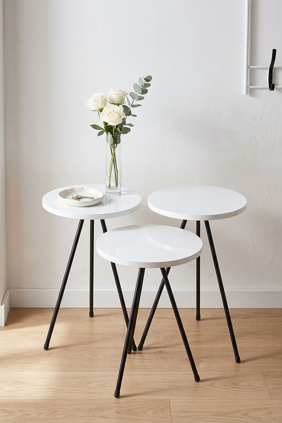 Set di tavolini a nido con gambe in metallo – Set da 3 · Bianco