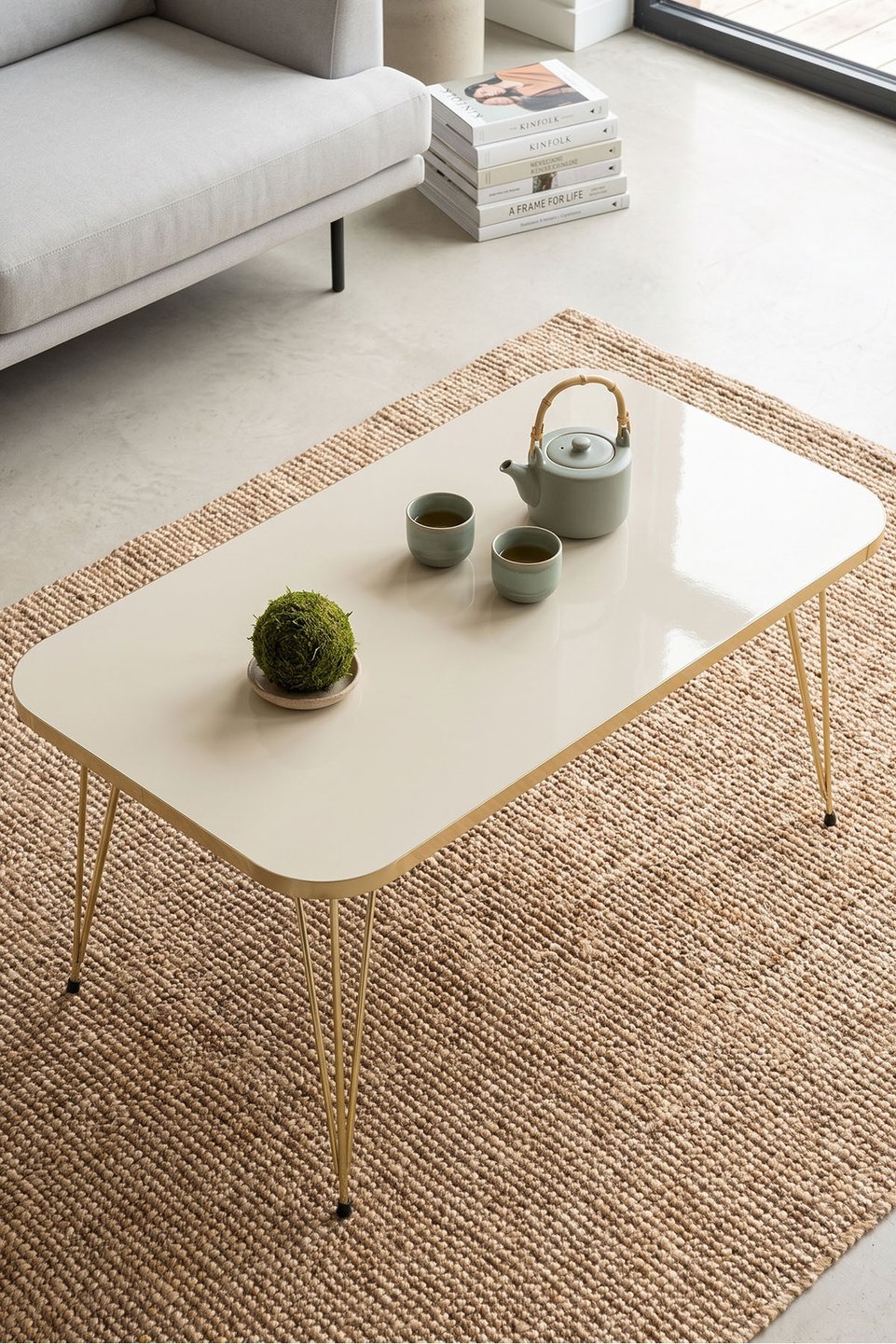 Vierkante salontafel met gouden draadframe – Crème