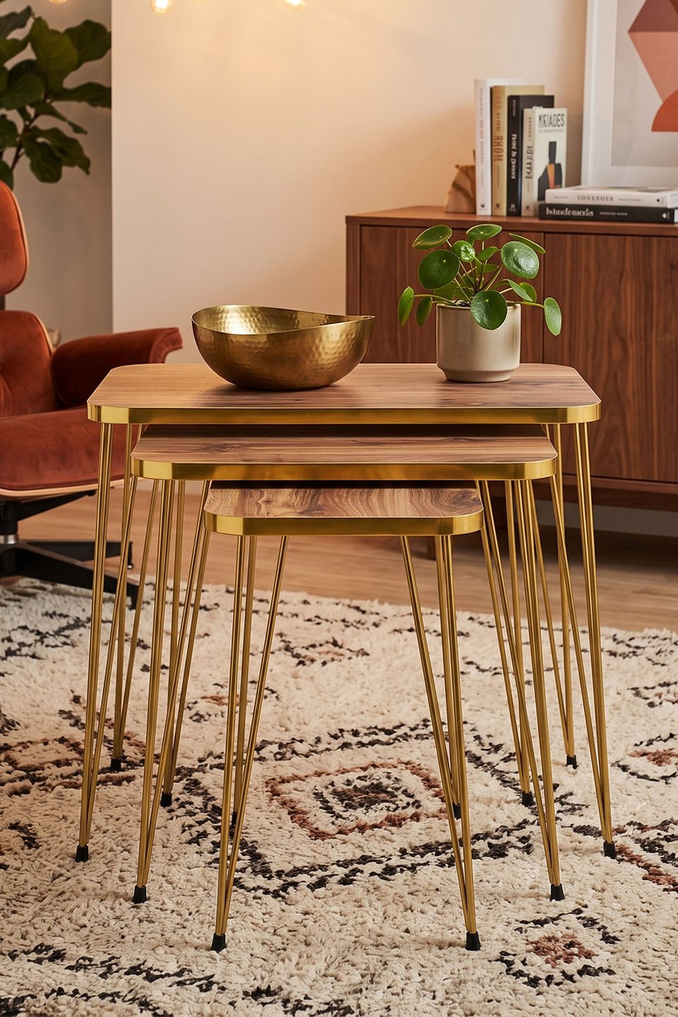 Mesas de encaixe com pés de arame dourado 6