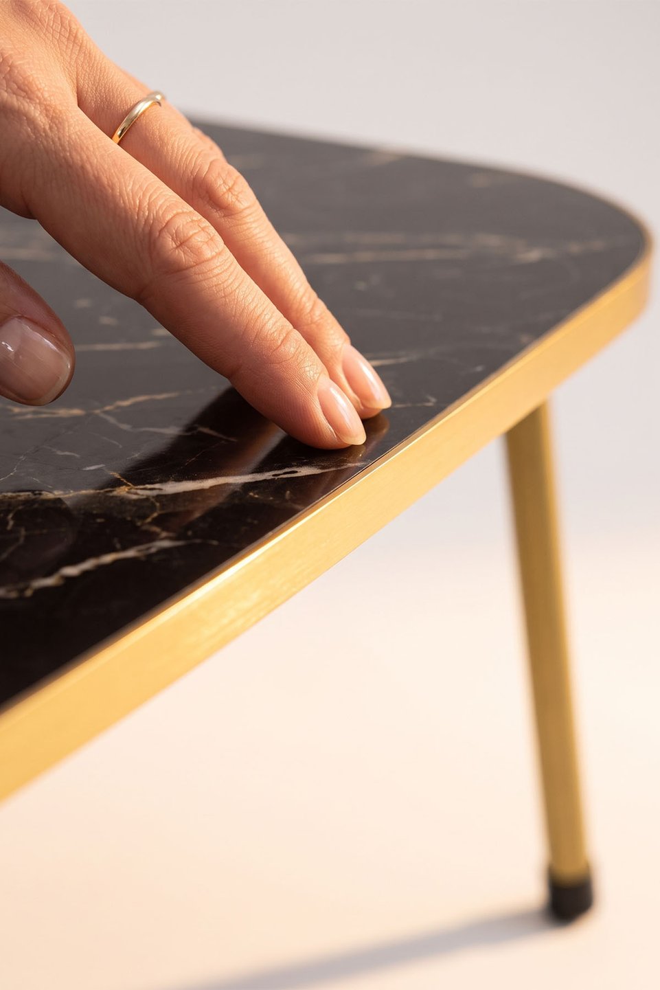 Table basse à pieds en métal doré 8