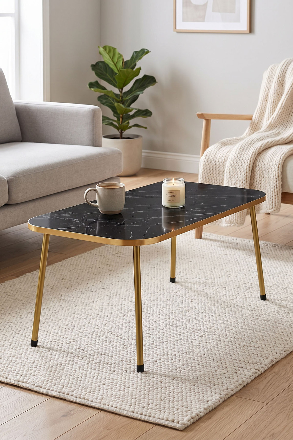 Table basse à pieds en métal doré 2