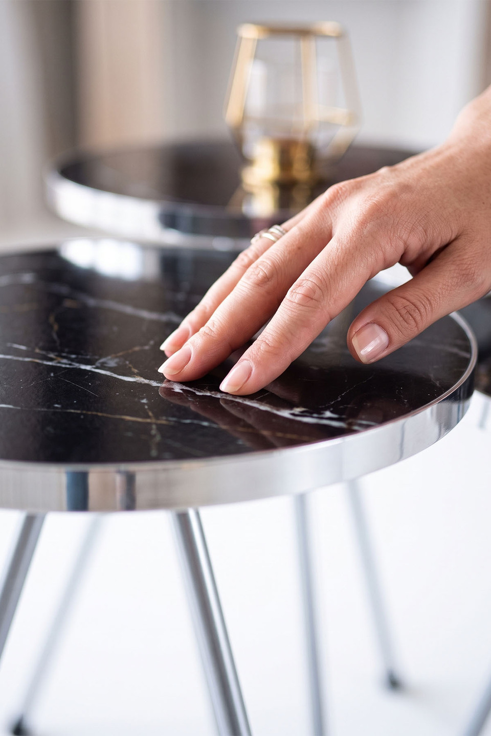 Nesttafels met zilveren metalen poten 7