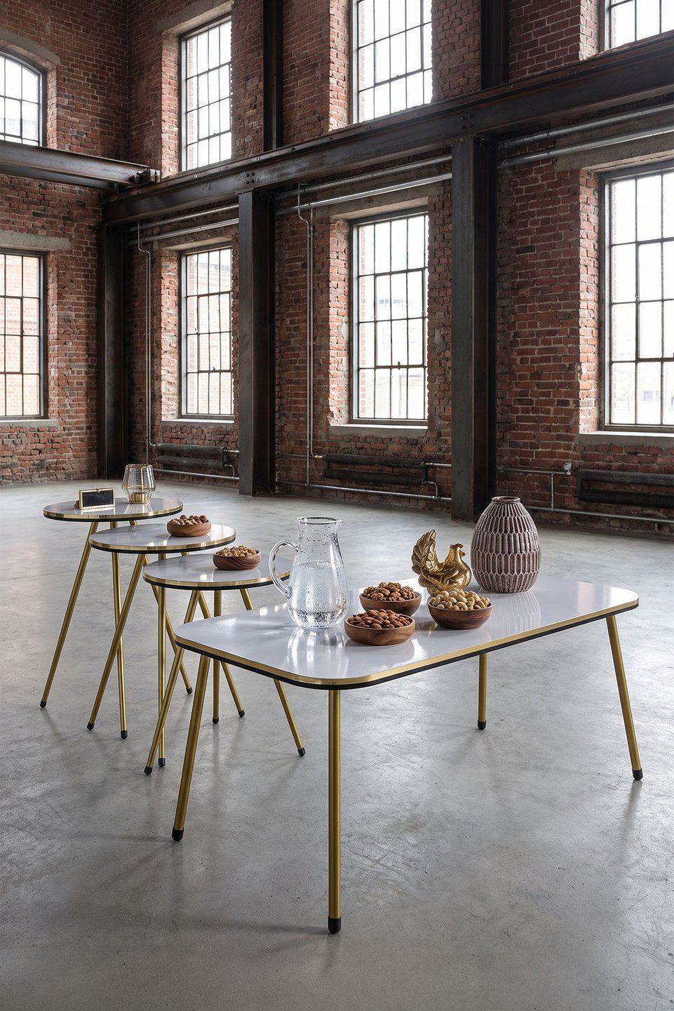 Ensemble de tables à pieds en métal doré 5