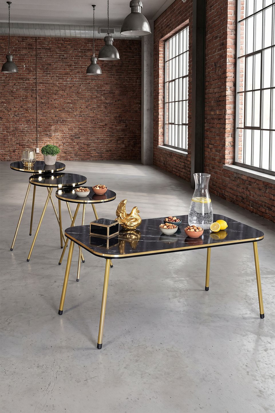 Ensemble de tables à pieds en métal doré 6