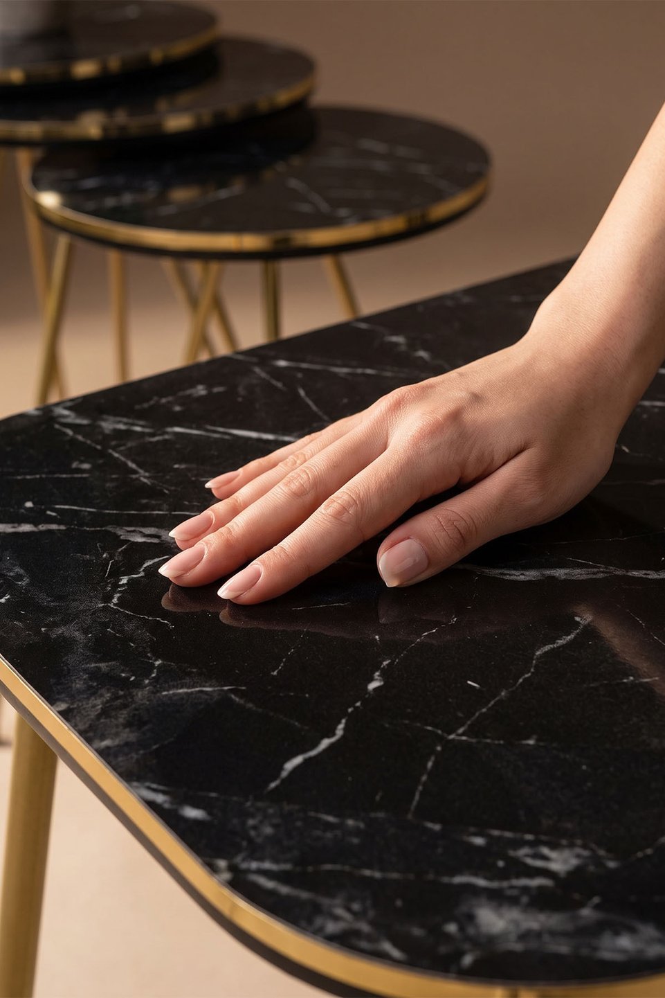 Ensemble de tables à pieds en métal doré 7