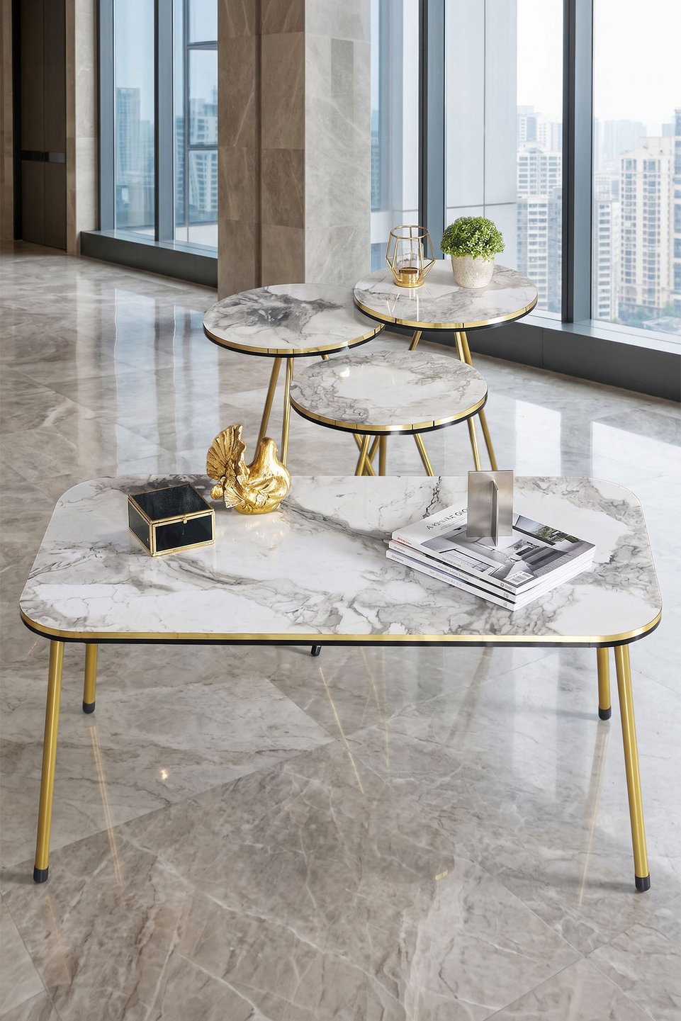 Conjunto de mesas com pés de metal dourado 2