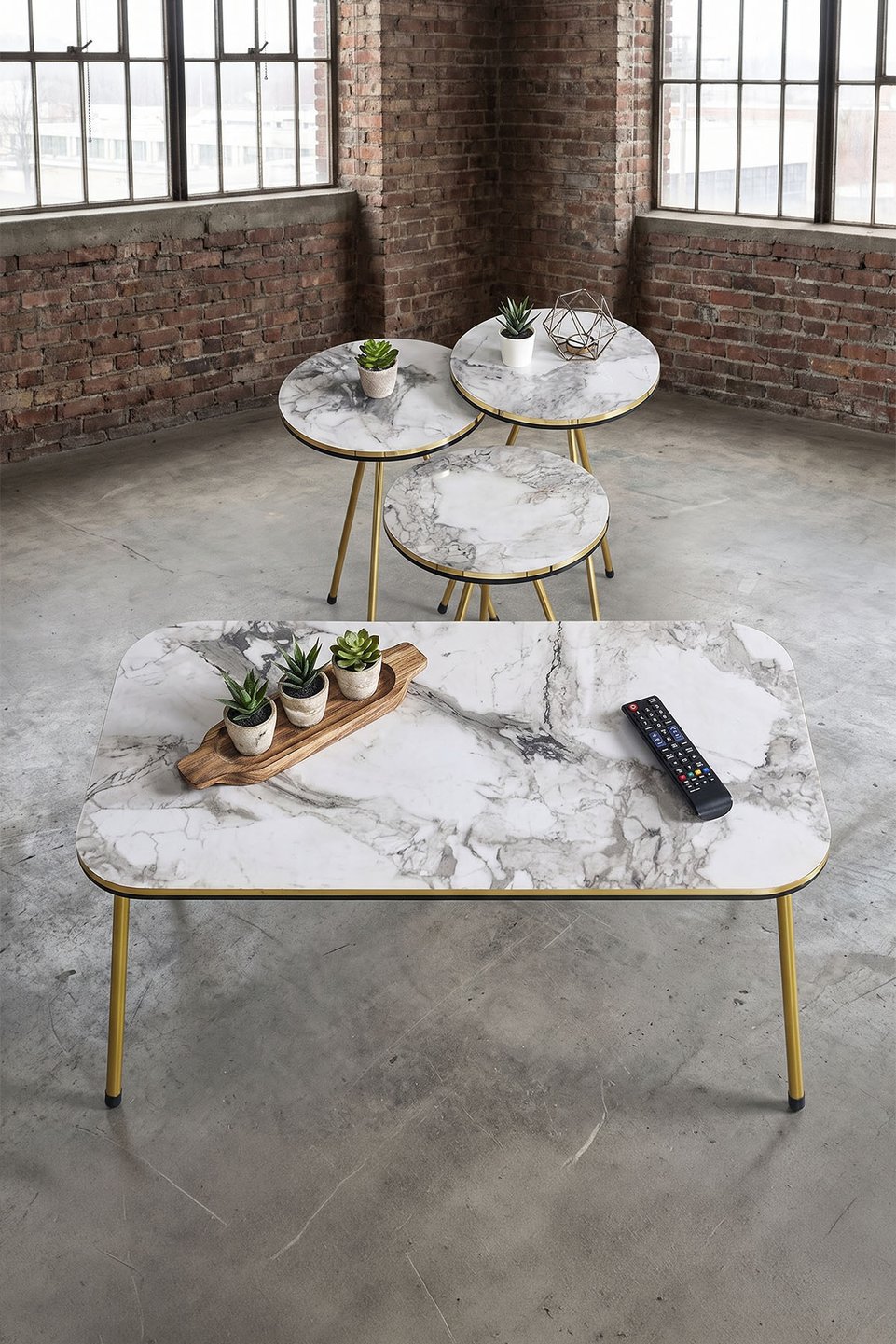 Conjunto de mesas com pés de metal dourado 4